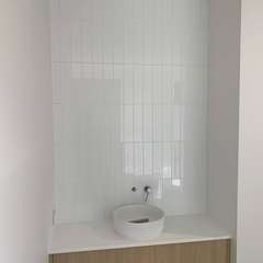 Gloss vertical vanity wall