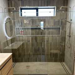 Double shower, long niche