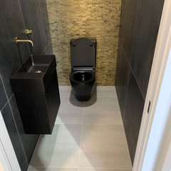 Gold mosaic toilet room