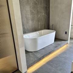 Bath on a lit plinth