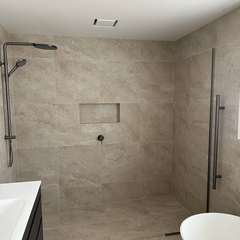 Travertine-look wet room, bath