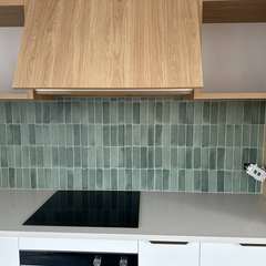 Green kitchen splashback
