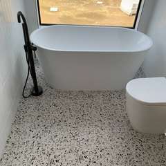 Bath on a terrazzo floor