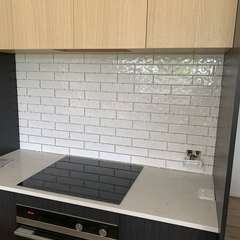 White gloss brick splashback