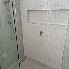 White vertical shower, long niche