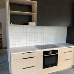 White squares, black grout kitchen