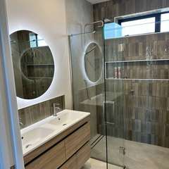 Double shower and LED mirrors