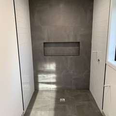 Dark feature wall, long niche