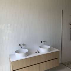 Double vanity, white vertical wall