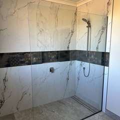 Patterned band shower