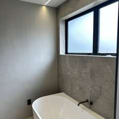 Bath under the window, stone-look